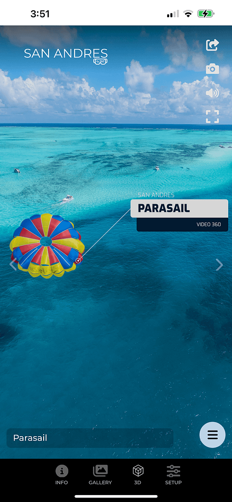Experiencia 360° en San Andrés con actividad de parasailing sobre el mar Caribe